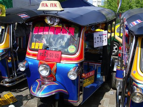 TUK TUK 自動三輪タクシーも展示即売されています